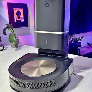 iRobot Black and Silver Robot Vacuum